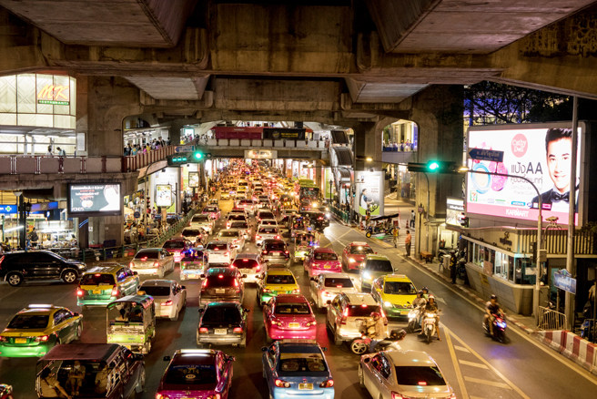 女领队分享带团经验，频繁安排团员洗「泰国浴」，甚至让她不敢交男友。（示意图／Shutterstock）