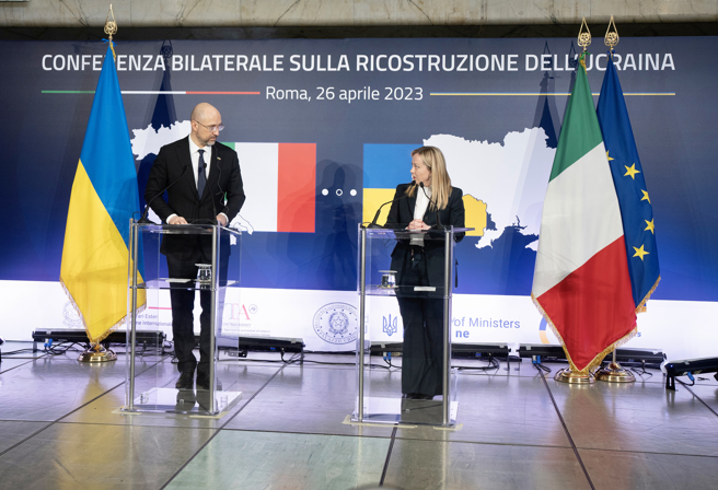 乌克兰重建双边会议26日起在罗马举行。义大利总理梅洛尼（右）与乌克兰总理什米加尔讨论乌克兰重建事宜。（图／中央社）
