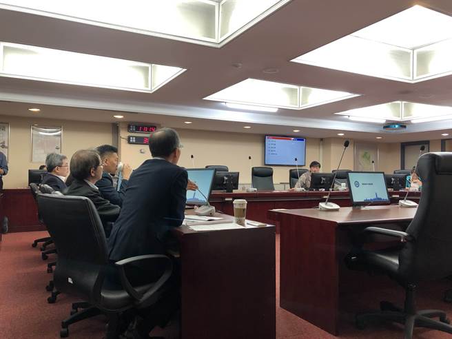 北市议会民政委员会27日工作报告，台北市议员林珍羽质疑，秘书处工作报告只字未提双城论坛。（张芷瑜摄）