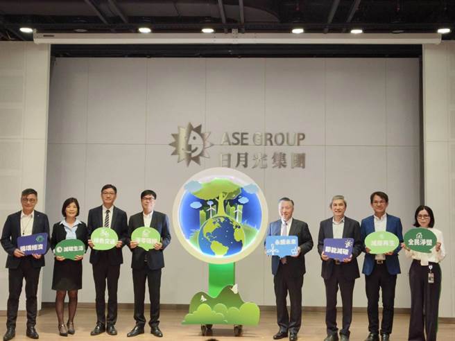 高雄市长陈其迈为表扬日月光致力于企业营运与永续的兼顾，今日蒞临现场颁发「环保永续贡献奖」奖座。（林雅惠摄）