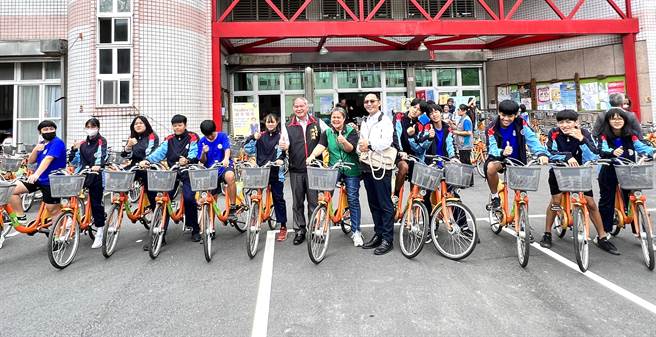 花莲县丰滨乡去年底获赠100台YouBike1.0旧版橘色微笑单车，今交车后将拨交给辖内学子与社区团体免费使用。（丰滨乡公所提供／罗亦晽花莲传真）