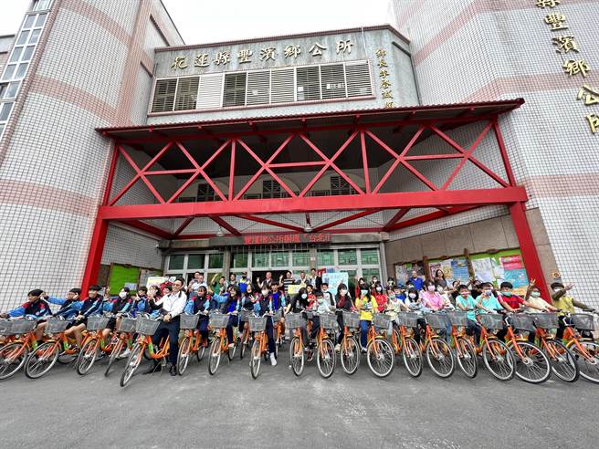 花莲县丰滨乡去年底获赠100台YouBike1.0旧版橘色微笑单车，今交车后将拨交给辖内学子与社区团体免费使用。（丰滨乡公所提供／罗亦晽花莲传真）