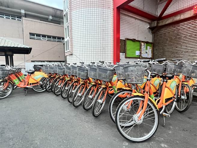 花莲县丰滨乡去年底获赠100台YouBike1.0旧版橘色微笑单车，今交车后将拨交给辖内学子与社区团体免费使用。（丰滨乡公所提供／罗亦晽花莲传真）