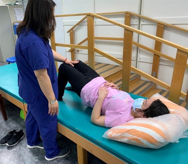 卫福部桃园医院物理治疗师表示，中风病人床边的运动训练可以多做抬臀运动，可以增加骨盆稳定度。（桃园医院提供）