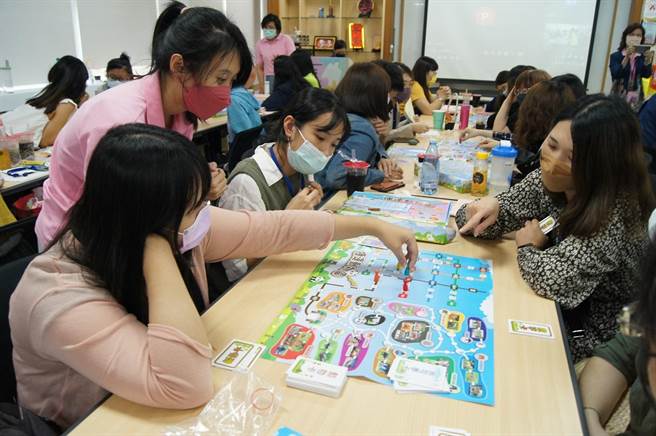 参访人员正在玩育航幼儿园幼儿们设计的桌游。（教育部提供／林志成台北传真）