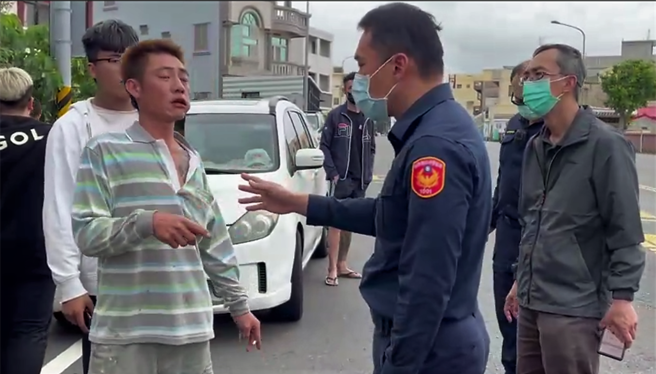 骑机车观光客遭洪姓驾驶好心按喇叭提醒，一群人竟拦车拖出洪男暴打，事后洪男亲友包围派出所，怒呛观光客欺负澎湖人。（翻摄照片）