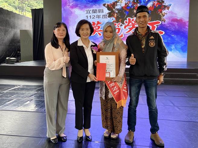 来自印尼的SUKARNI苏卡妮（右2）在台从事看护近16年，愧对在家乡的女儿从小就不在她身边，苏卡妮哽咽说，明天是女儿生日，要把这个奖送给她当生日礼物。（吴佩蓉摄）