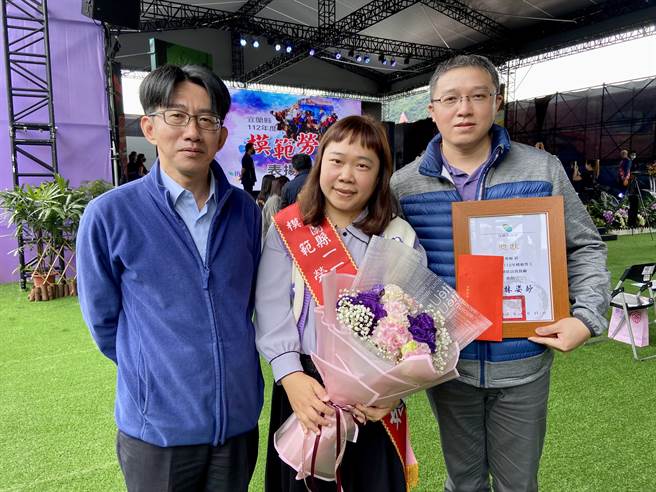 宜兰县政府水资处处长李岳儒（左）特地至表扬大会现场恭贺其同仁黄秀如（中）获得模范劳工。（吴佩蓉摄）