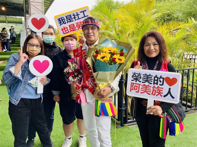 任职于台湾世界展望会东区办事处的曾朝晖（右2），今特地盛装打扮，背着阿美族情人袋出席大会，接受县府的表扬。（吴佩蓉摄）