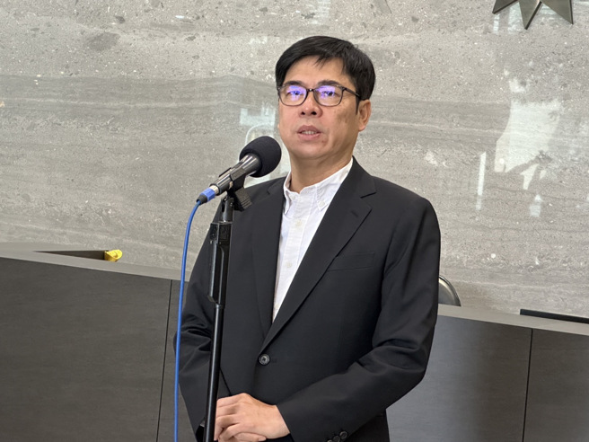 陈其迈也说，陈致中在议会质询非常关心大林蒲迁村案，及包括国道7号，小港机场、小港地区交通建设问题，市府会来协助这地方的发展。(林雅惠摄)