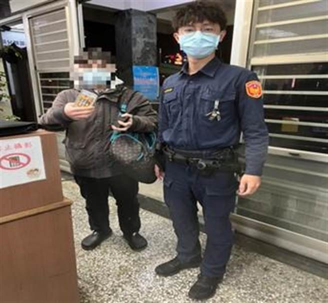 庄姓员警利用「嘿Siri」功能联繫上手机失主。（高市苓雅分局提供／杨舒婷高雄传真）