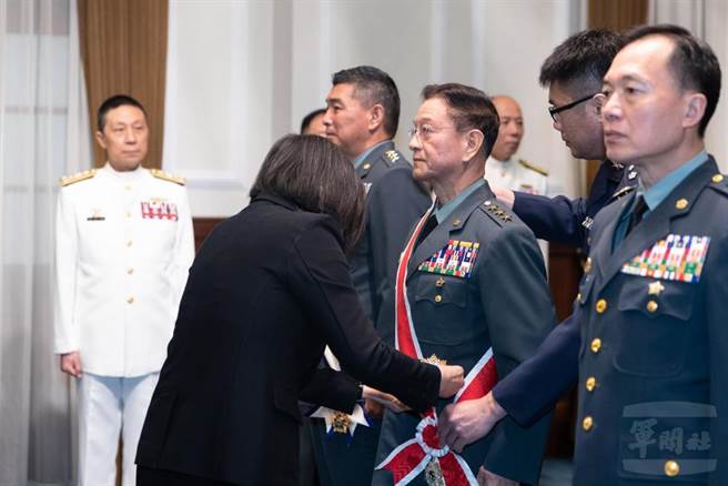 蔡总统颁授国防部副部长王信龙上将「一等云麾勋章」。（军闻社提供）