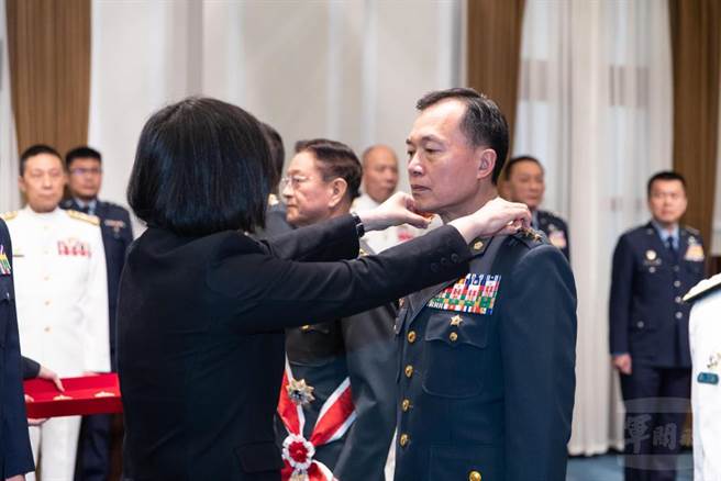 蔡英文总统为锺树明上将授阶。（军闻社提供）