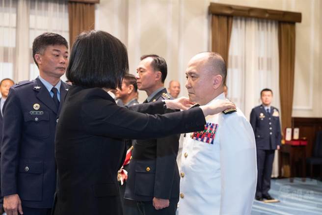 蔡英文总统为唐华上将授阶。（军闻社提供）