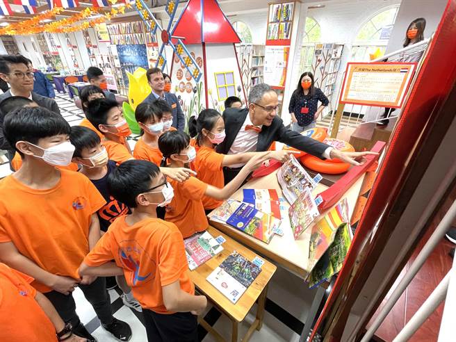 荷兰在台办事处代表谭敬南为台北市日新国小学生介绍荷兰文化与特色。（蔡佩珈摄）