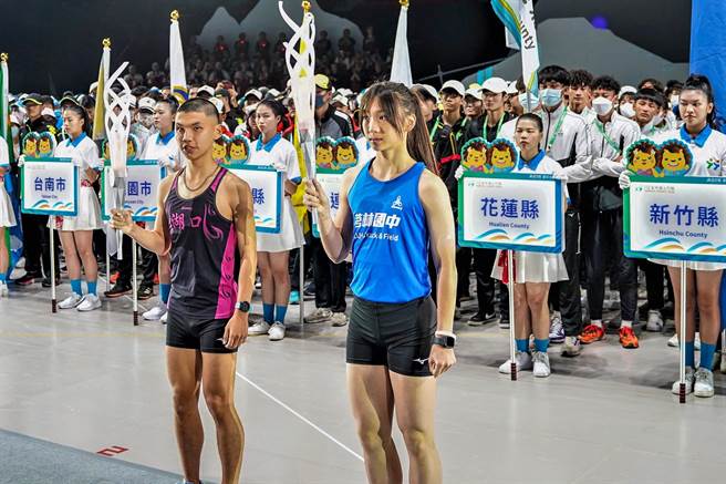 新竹县田径好手林沛萱（右）和徐立纮（左）在全中运双破2项大会记录，将各获20万金牌奖金。（罗浚滨摄）