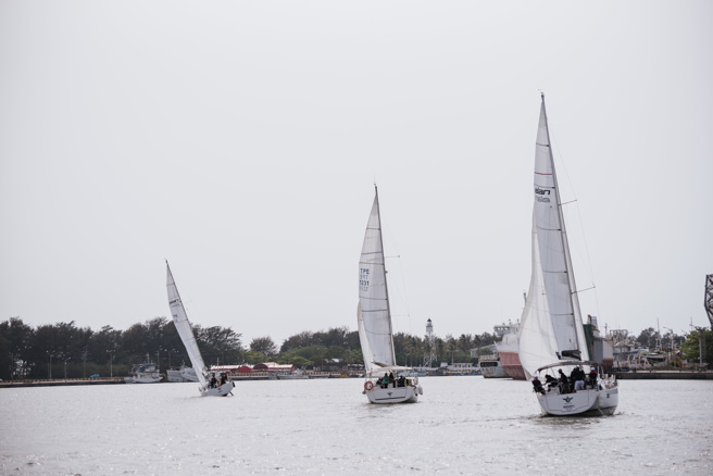 台南市駝峰航海運動基金會於台南安平正式成立，並舉行別開生面的大帆船啟航儀式。（航海運動基金會提供）