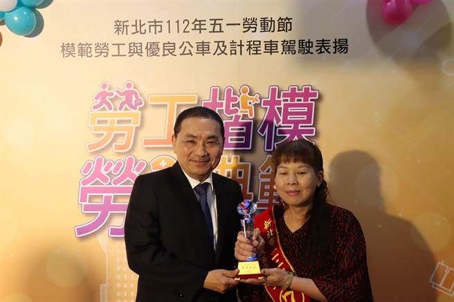获身心障碍模范劳工的林凤娇从小就患有「眼球震颤症」，新北市长侯友宜今在赴议会备询之前到场颁奖给她。（新北市劳工局提供）