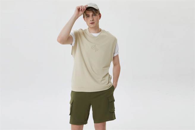 GAP「天丝纤维」材质新品降低对环境的负担外，同时兼顾吸湿透气特性。（GAP提供）