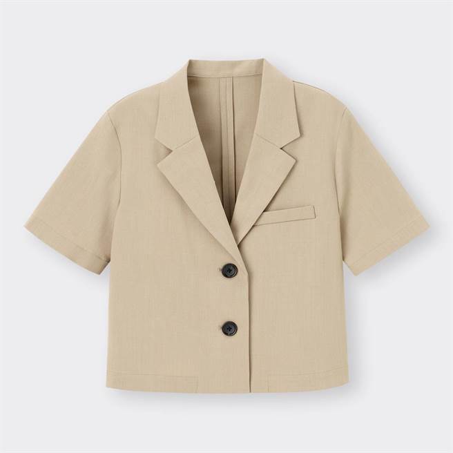 GU春夏人气单品「女装短袖短版外套」990元，标榜使用再生原料再制，玩穿搭也能挺环保。（GU提供）