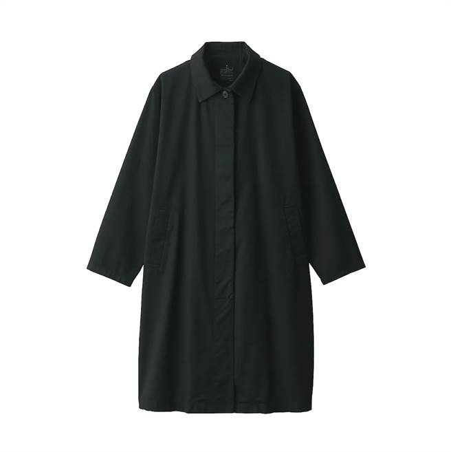 无印良品「女吉贝木棉混折领大衣」以吉贝木棉打造，拥有质地轻盈、保暖、友善地球特性，官网价2250元。（无印良品提供）