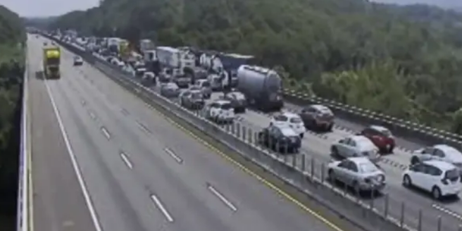 一辆BMW X4休旅车今（27）早在国道3号南下146公里通霄段，突撞上前方工程缓撞车，撞击力道相当惊人，造成BMW整个车头凹陷全毁。（翻摄照片）