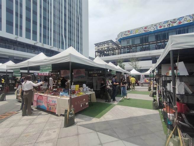 「2023年台中食品零食通路展」27、28日于台中市软体园区展出，包括统一食品、台农乳品、汉典食品、大买家等超过60家食品业者参展。（潘虹恩摄）