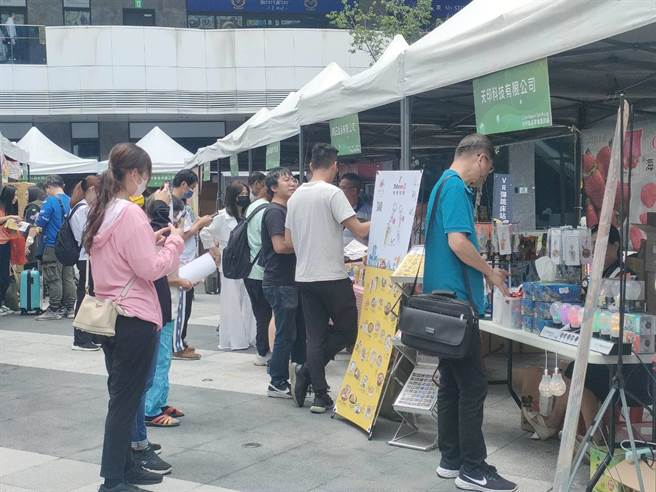 台中市自动贩卖商业同业公会为助业者疫后跟上产业转型，邀请逾60家食品业者27、28日在大里台中软体园区广场举办首届「2023年台中食品零食通路展」。（潘虹恩摄）