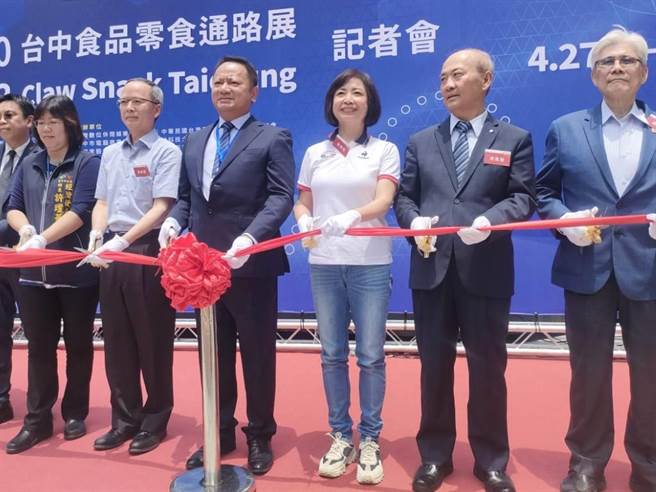 首届「2023年台中食品零食通路展」27、28日于台中市软体园区展出，由台中市自动贩卖商业同业公会理事长何俊毅（左3）等人进行剪彩开幕仪式。（潘虹恩摄）