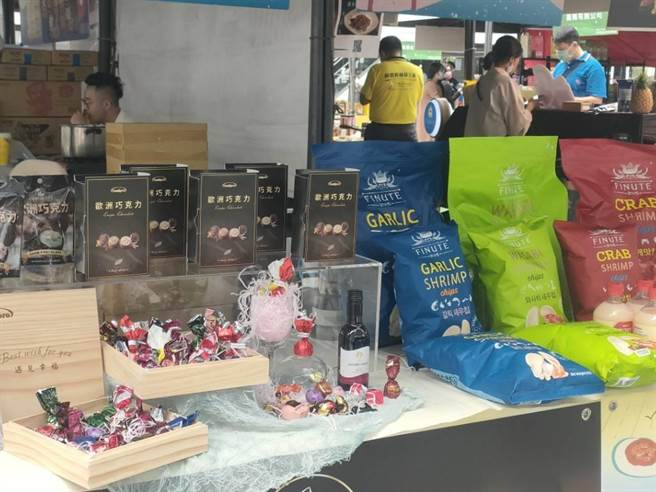 首届「2023年台中食品零食通路展」27、28日于台中市软体园区展出，各家业者纷纷摆出自家主打商品。（潘虹恩摄）
