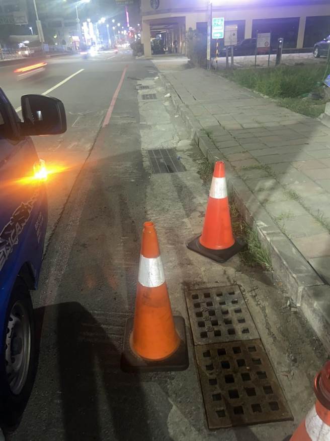 台南市中华西路与民生路口一处路面的水沟盖有洞，造成民眾行经时踩空受伤。(台南市工务局提供／曹婷婷台南传真)
