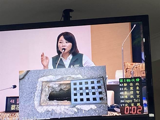 市议员蔡筱薇关切水沟盖破损攸关行人行的安全问题。(曹婷婷摄)