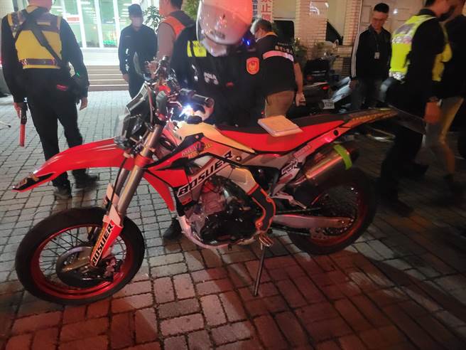 台中市第二分局结合环保局、监理所执行「环、警、监联合稽查」，出动大批警力针对「改装排气管」及「酒后驾车」等违规加强取缔。（台中市第二分局提供／冯惠宜台中传真）