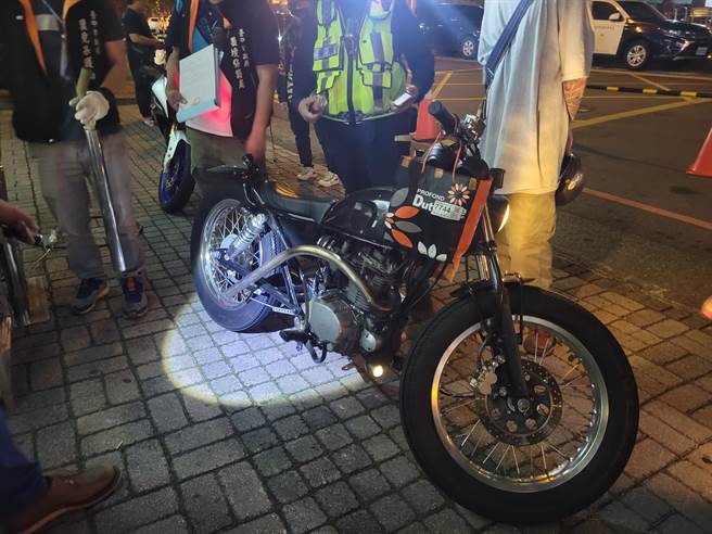 台中市第二分局结合环保局、监理所执行「环、警、监联合稽查」，出动大批警力针对「改装排气管」及「酒后驾车」等违规加强取缔。（台中市第二分局提供／冯惠宜台中传真）