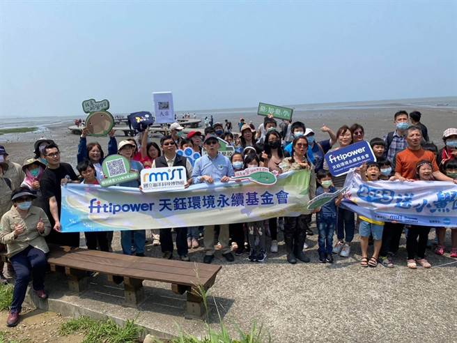 竹南国中今年成功孵育出18只幼鲎，由海科馆安排送至新竹市香山湿地流放。（竹南国中提供／谢明俊苗栗传真）