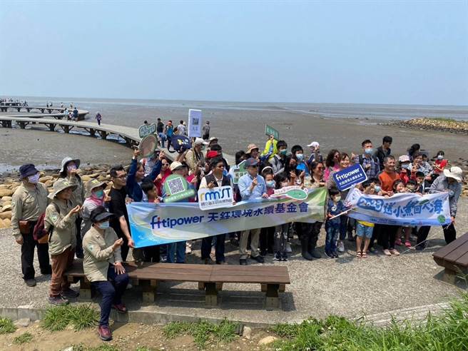 竹南国中今年成功孵育出18只幼鲎，由海科馆安排送至新竹市香山湿地流放。（竹南国中提供／谢明俊苗栗传真）