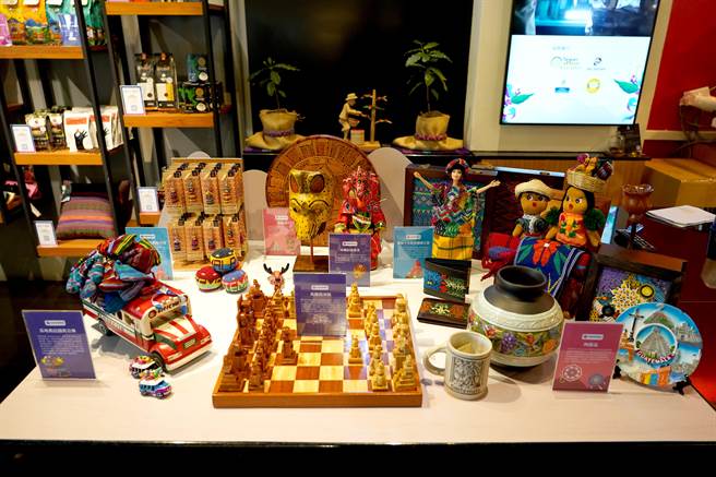 伯朗咖啡馆科大店配合「瓜地马拉咖啡文化月」活动，现场展示许多当地艺文展品与白色标章商品。（金车提供）