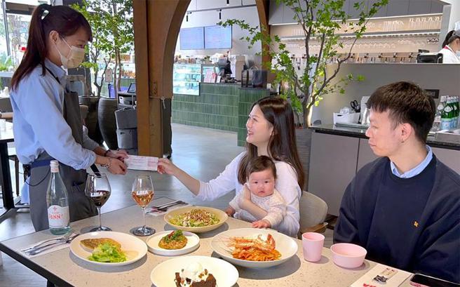 洛杉矶风格十足的LillA餐厅抢母亲节商机，首度推出限定母亲节套餐并携手珠宝品牌一起宠爱妈咪。（图／开展集团提供）