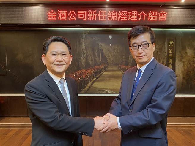 金酒首任公开遴选总经理结果出炉，由董事长谢世杰(左)公开介绍这位新「老总」丁丞康(右)。(于家麒摄)