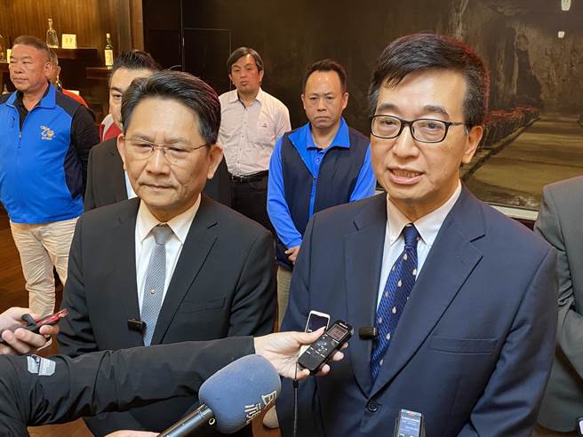 新任金酒总经理丁丞康(右)在最后10人面试名单中脱颖而出，预计5／1走马上任。(于家麒摄)