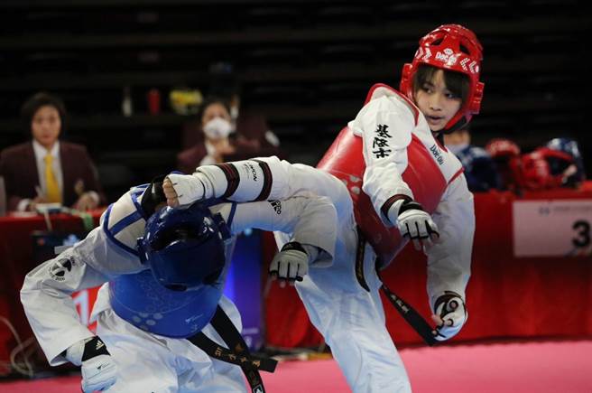 ▲成功国中林侑萱带伤上场，勇夺跆拳道对打金牌。（基隆市政府提供／徐佑升基隆传真）