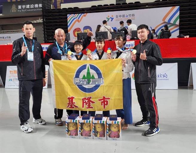 ▲基隆女中勇夺高中女子组跆拳道品势团体赛金牌，由右至左为简湘玲、谢恩慈、叶伃晴，其中简湘玲在品势个人赛也夺金。（基隆市政府提供／徐佑升基隆传真）