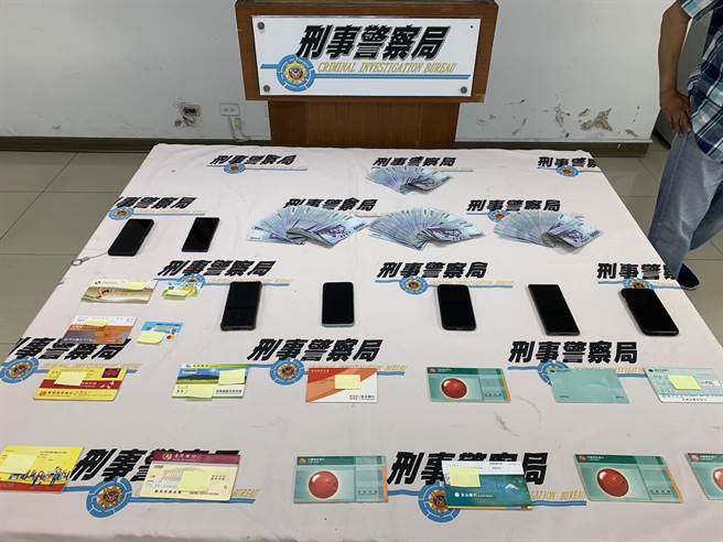 警方破获谢男为首28人诈骗集团，查获现金、金融帐户、金融卡等证物。（翻摄照片／崔正纲高雄传真）