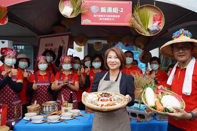屏东县目前有394个社区关怀据点，呈现出多元化、百家争鸣的餐饮文化，为此，屏县府27日举办「据点米其林志工大厨PK赛」展现据点软实力，吸引45个据点报名参加。（谢佳潾摄）