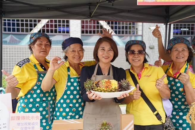 屏东县目前有394个社区关怀据点，呈现出多元化、百家争鸣的餐饮文化，为此，屏县府27日举办「据点米其林志工大厨PK赛」展现据点软实力，吸引45个据点报名参加。（谢佳潾摄）