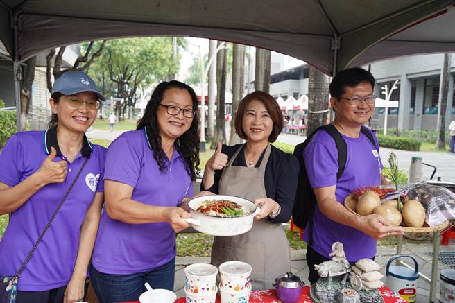 屏东县目前有394个社区关怀据点，呈现出多元化、百家争鸣的餐饮文化，为此，屏县府27日举办「据点米其林志工大厨PK赛」展现据点软实力，吸引45个据点报名参加。（谢佳潾摄）