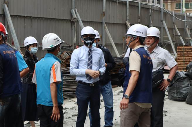 竹北庄敬六街27日路面垮了，新竹地检署检察官27日下午前往视察。（邱立雅摄）