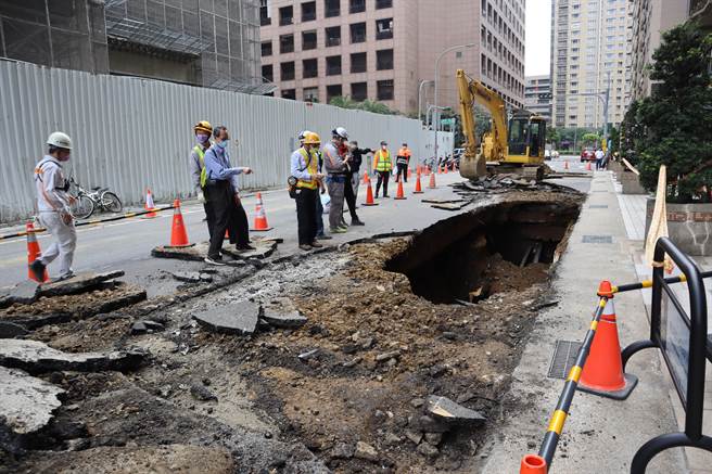 竹北天坑再现，27日上午庄敬六街路面坍塌，吃掉一台特斯拉。（邱立雅摄）