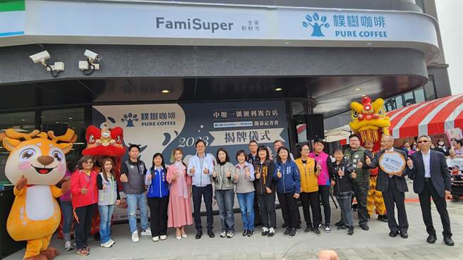 桃园市长张善政今日出席全家「中坜龙文店」开幕仪式，表示胜利基金会长期致力「身障者就业」领域，透过多元的职种开发与培力让身心障碍者走入社会。（全家提供）