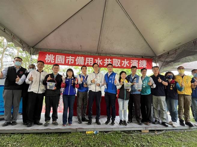 桃园市长张善政今前往视察芦竹区的备用水井，并查看供水演练。（陈梦茹摄）